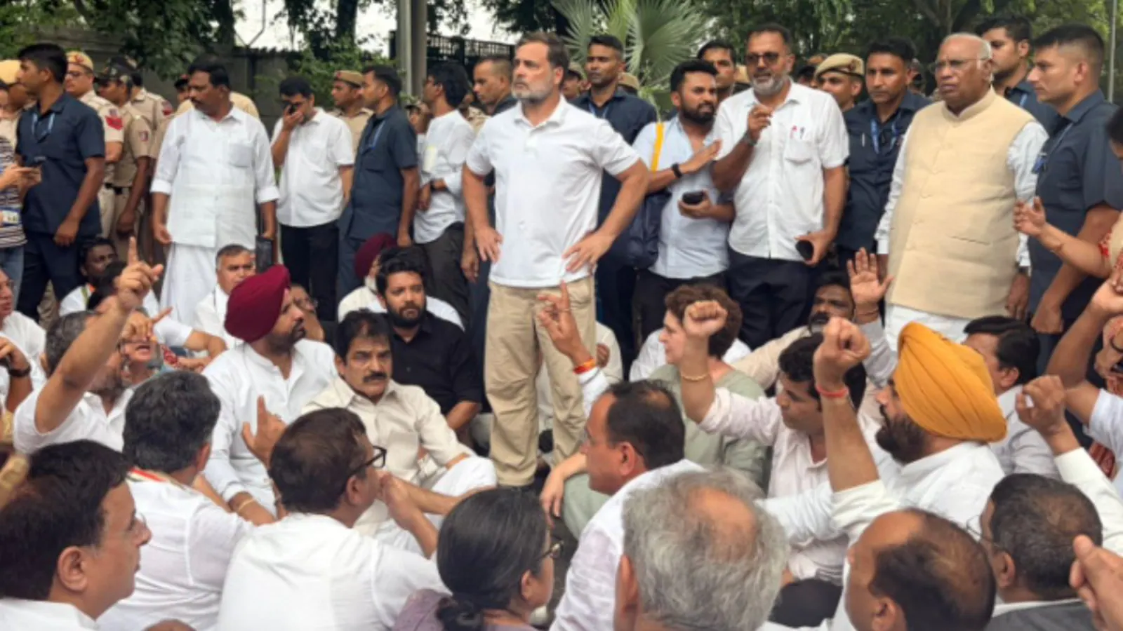 Rahul Gandhi, Priyanka Lead Protest Over Paper Leaks Near PM Residence