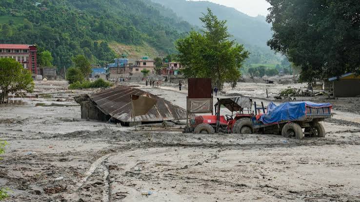As floods kill 600 people and left others missing, Nepal praises India's assistance.